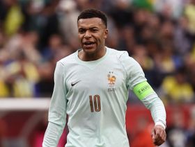 مبابي و"البؤساء".. تصريحات تهدد شارة قيادة منتخب فرنسا