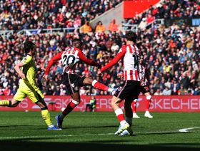 سندرلاند يُسقط توتنهام ويزيد موقفه صعوبة في الدوري الإنجليزي