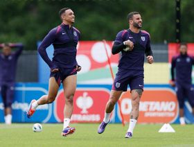 مدافع ريال مدريد "رفض" فسخ عقده مقابل ضم ووكر أو أرنولد