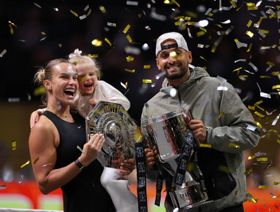 كيريوس يهزم سابالينكا بسهولة في "معركة الجنسين" بالتنس في دبي