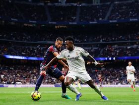 فينيسيوس "يهدّد بالرحيل" عن ريال مدريد بعد احتجاجات "سانتياغو برنابيو"