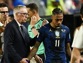 رافينيا باق مع البرازيل ويوضح مستقبله مع برشلونة