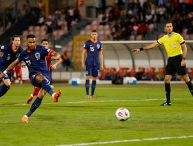 غاكبو يتألق ويقود هولندا لفوز كبير على مالطا بتصفيات كأس العالم