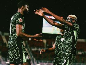 شاهد.. فيكتور أوسيمين يُفجر غضبه أمام مدربه خلال فوز نيجيريا