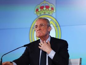 برشلونة يلوّح بالقضاء بعد اتهامات رئيس ريال مدريد فلورنتينو بيريز