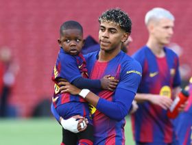 شاهد.. لامين يامال يعلّم شقيقه احتفال كريستيانو رونالدو