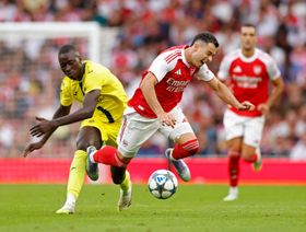 نيوم السعودي يراقب السنغالي باب غاي لاعب وسط فياريال