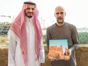 بعد احتفاله بالألفية.. ما سر زيارة بيب غوارديولا للسعودية؟