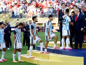 لاعب وحيد من الأرجنتين تحلى بروح رياضية مع إسبانيا وتعهد بإعادة الكأس
