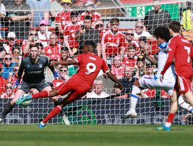 شاهد.. ألكسندر إيزاك يعود إلى الحياة ويسجل ببراعة لأول مرة في 2026