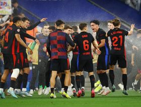 شاهد.. إسبانيول يقطع احتفالات لاعبي برشلونة بالليغا وتهنئة من تيباس