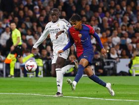 بعد إصابة ألابا وكامافينغا.. هل ينقذ ميندي ريال مدريد أمام برشلونة بنهائي الكأس؟