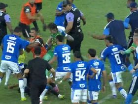 شاهد.. مشاهد صادمة و 23 طرداً في ديربي كروزيرو وأتلتيكو مينيرو بالبرازيل