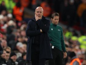 أرني سلوت يدافع عن فان دايك بعد كارثة أيندهوفن