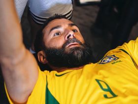 بنزيما يتدرّب بقميص نجمه المفضل ويحيي ذكريات بكأس العالم