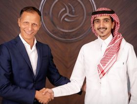 بعد موسم واحد.. الشباب ينفصل عن المدير الرياضي تيتي