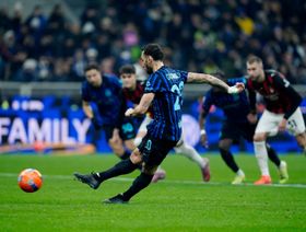 ظاهرة غريبة تُطارد تشالهان أوغلو عند تنفيذ ركلات الجزاء مع إنتر