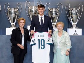 لماذا اصطحب إسبي جدتيه معه إلى ريال مدريد؟.. قصة ما وراء الكواليس
