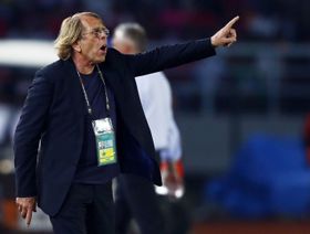 كلود لوروا يدافع عن مدرب السنغال ويطالب إفريقيا بمقاطعة كأس العالم