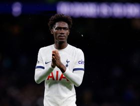 توتنهام يحقق في مزاعم استنشاق بيسوما لغاز الضحك