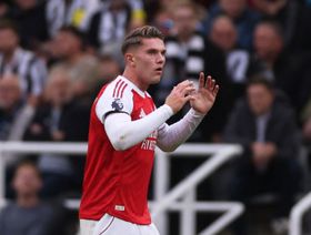 نجم أرسنال السابق ينصح غيوكيريس "البدين" بإنقاص وزنه