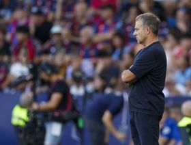 هانزي فليك يستعد لتحطيم رقم قياسي مع برشلونة أمام راسينغ