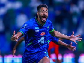 الفتح السعودي يجدد عقد نجمه المغربي مراد باتنا