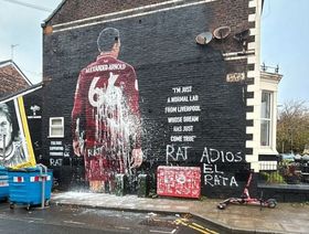 "وداعاً أيها الجرذ".. استقبال عدائي لأرنولد في مدينة ليفربول