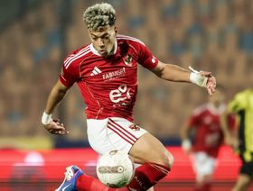 صديق إمام عاشور يورطه في أزمة جديدة.. واللاعب "الموقوف" يرد