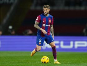 مدافع برشلونة "لا يعتزم الرحيل" رغم تقلّص حضوره في الفريق