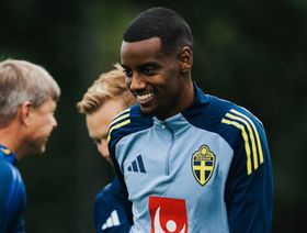 إيزاك يتدرب مع "أناس حقيقيين" لأول مرة بعد انتقاله لليفربول