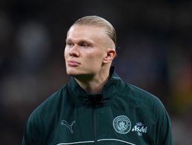 ما سر وصول هالاند إلى برشلونة في منتصف الليل؟