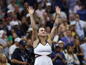 سابالينكا تتوج بلقب أميركا المفتوحة للتنس وتكرر إنجاز سيرينا