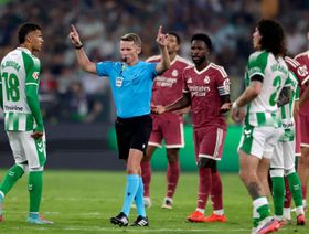 ريال مدريد يشكو ظلماً تحكيمياً أمام بيتيس.. وقاعدة كروية "مبهمة" تثير جدلاً