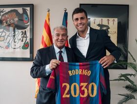 "سيد الزمان والمكان".. برشلونة يعلن رسمياً ضم رودري حتى 2030