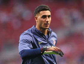 حارس أتلتيكو مدريد يسخر من مطالبة برشلونة بركلة جزاء وطرد مارك بوبيل