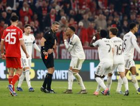 ماذا قال الحكم الإسباني ماتيو لاهوز عن طرد كامافينغا المثير للجدل؟