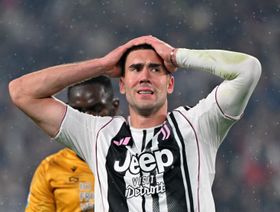 هل يتوقف برشلونة عن متابعة مهاجم يوفنتوس بعد إصابته الخطيرة؟