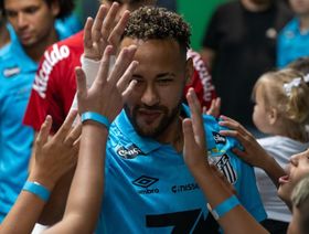 شاهد.. نيمار يسجل "هاتريك" في 17 دقيقة ويقترب من إنقاذ سانتوس