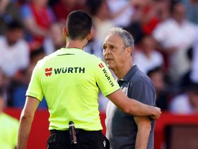 كاباروس ينتقد الـ"فار" بعد طرد مدافع إشبيلية أمام ريال مدريد