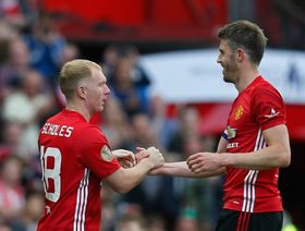 سكولز يحذف منشوره بعد هجوم غريب على "صديقه" مايكل كاريك