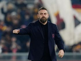 أسطورة روما دي روسي يكتب أول فصول النجاح كمالك لنادي أوستيا