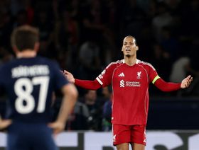 انهيار صخرة ليفربول.. أرقام صادمة تضع مستقبل فان دايك على المحك