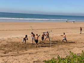 للتخلص من الضغط.. محمد صلاح ضد عمر مرموش في كرة الشاطئ بالمغرب