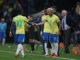 فينيسيوس يتعرض للإصابة مع البرازيل.. فهل يلعب ضد الهلال؟
