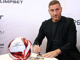 أسطورة إيطاليا توتي يؤكد إجراء محادثات لعودته إلى روما