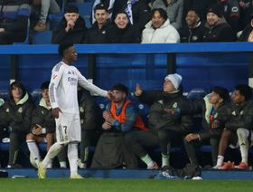 توتر في ريال مدريد وعرض إنجليزي مغرٍ.. هل يرحل فينيسيوس جونيور؟