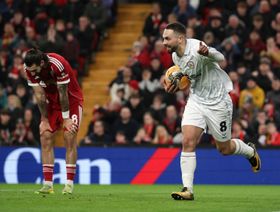 "كعب سوبوسلاي" يشعل ثورة غضب سلوت ومدرب بارنسلي أيضاً