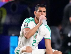 "بضمير مُطمئن وواجب مُنجز".. الجزائري عيسى ماندي يعتزل دولياً