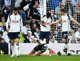 برايتون يصعق توتنهام بتعادل قاتل ويزيد موقفه صعوبة